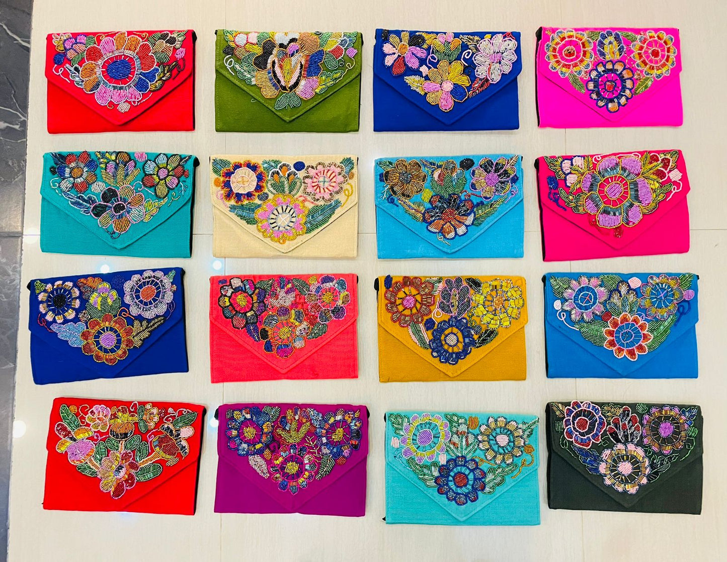 Cartera clutch chaquira