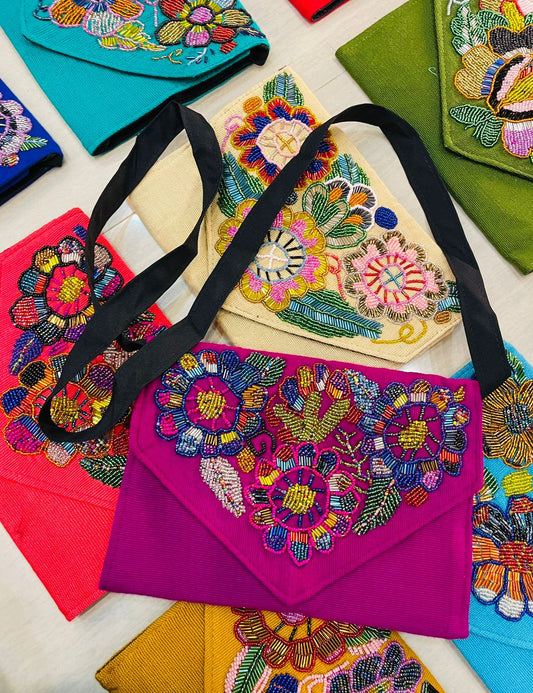 Cartera clutch chaquira